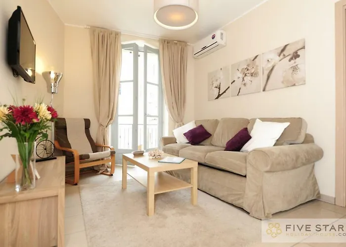 Flower Nest - Five Stars Holiday House